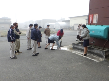 10月３１日に会社周辺の環境調査研修と緊急時対応の訓練を実施しました